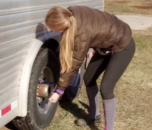 horse people can change tires
